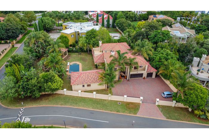 Spacious 5-bedroom house in Summerset with pool, cottages, and ample parking. For Sale.