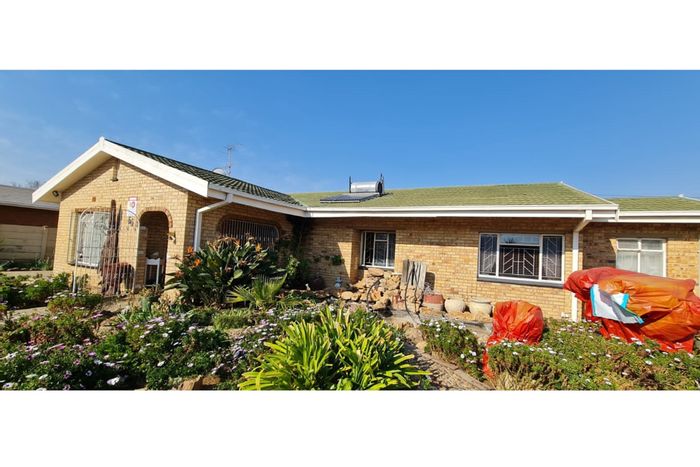 For Sale: House in Naudeville with pool, borehole, and ample family space.