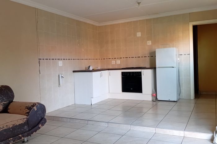1 Bedroom apartment in Sunnyridge, secure, near shops and transport, To Rent.
