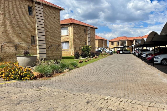 Townhouse To Rent in Vanderbijlpark SW: 2 beds, private garden, secure parking.