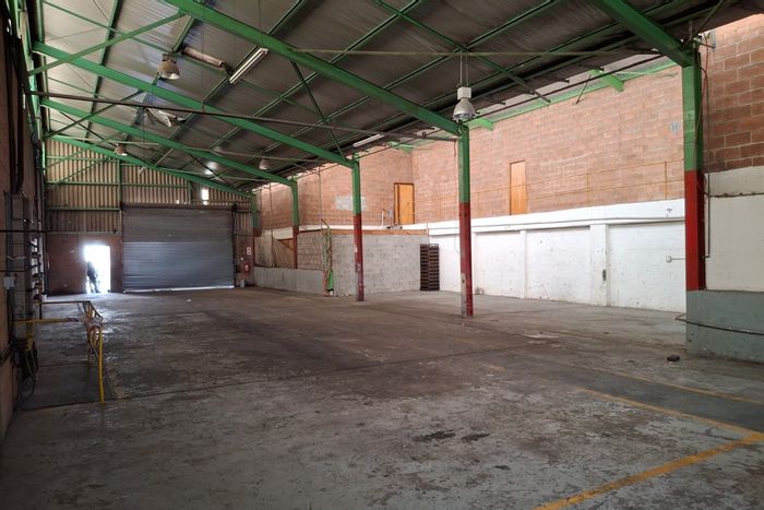 Industrial warehouse in Korsten to rent: 3-phase power, secure parking, large access door.