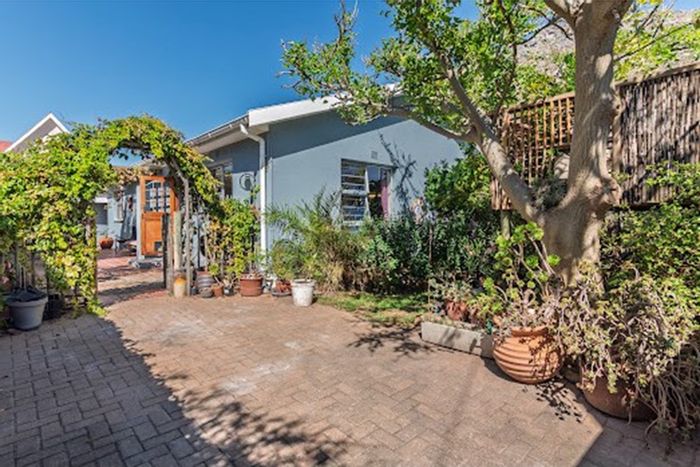 Lakeside House To Rent: 3 Bedrooms, garden, patio, and mountain views.