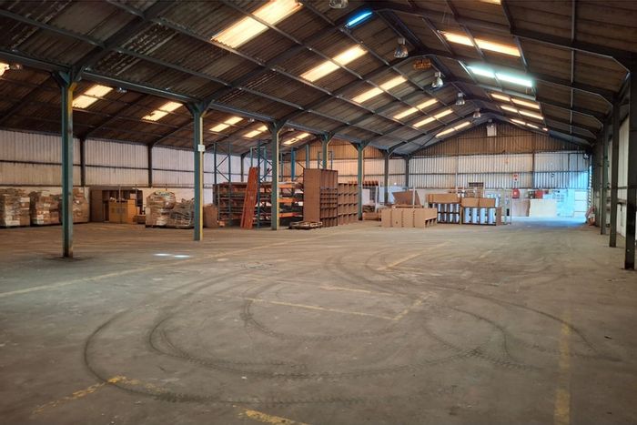 Industrial warehouse in Korsten to rent, 950 m² with 3-phase power.