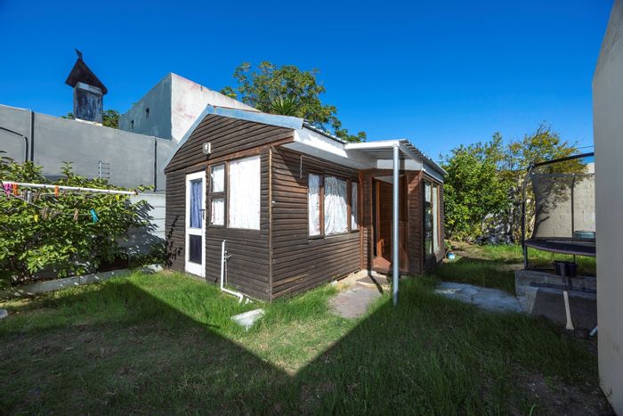 House To Rent in Goodwood Estate: Secure flatlet with garage, ideal for professionals.