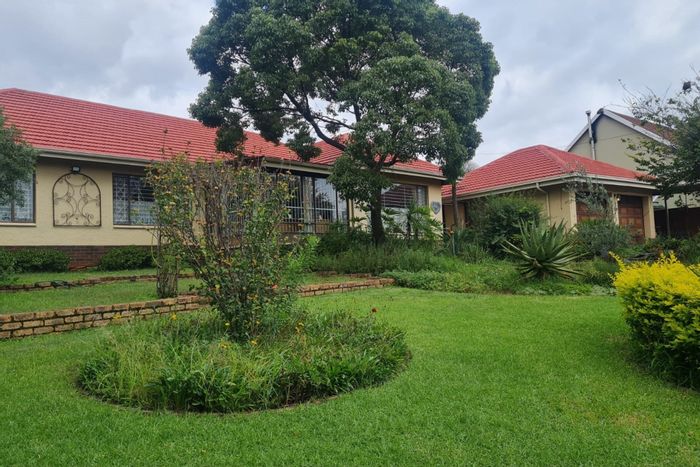 For Sale: Spacious 4-bedroom house in Horison Park with garden, flatlet, and pool.