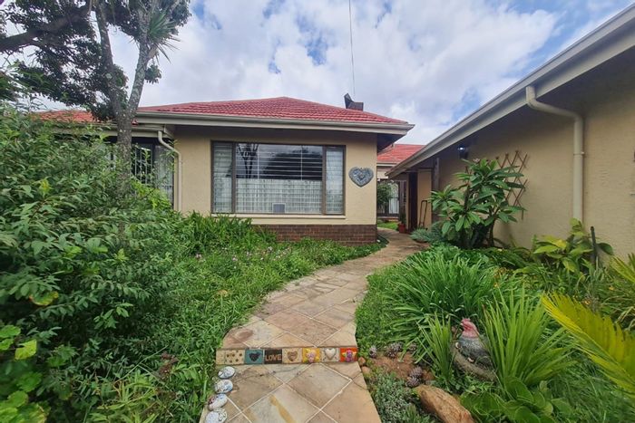 For Sale: Spacious 4-bedroom house in Horison Park with garden, flatlet, and pool.