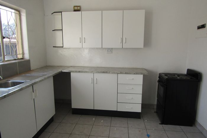 2-Bedroom Apartment To Rent in Turf Club with garden, parking, and fiber internet.