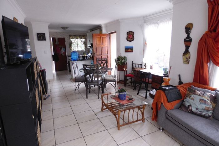 Mulbarton House To Rent: 3 beds, pet-friendly, secure parking, entertainer’s patio.