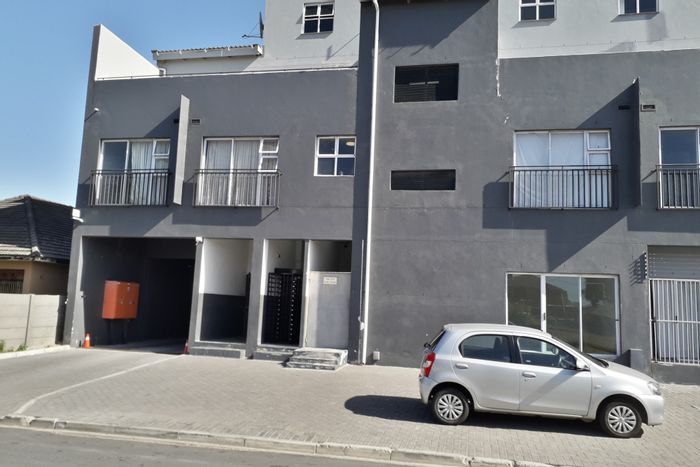 Maitland Apartment To Rent: Spacious studio, secure parking, pre-paid utilities, 24/7 security.