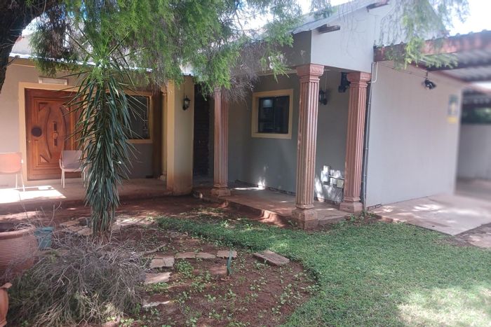 Carters Glen House For Sale: 3 beds, pool, inverter, secure yard, spacious living.