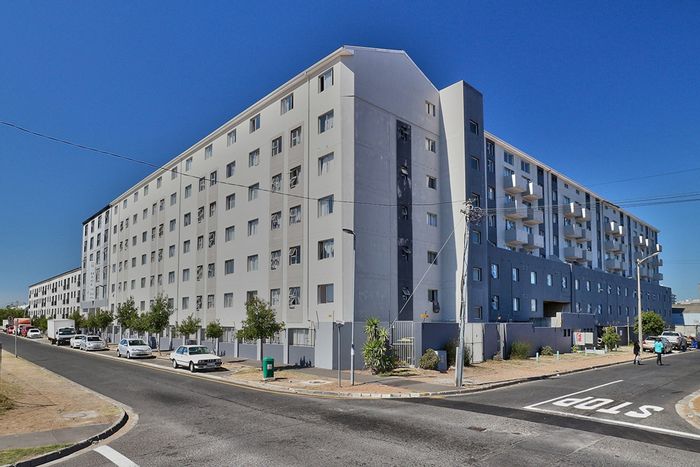 Apartment To Rent in Maitland: Studio with kitchen, laundry, parking, and security.