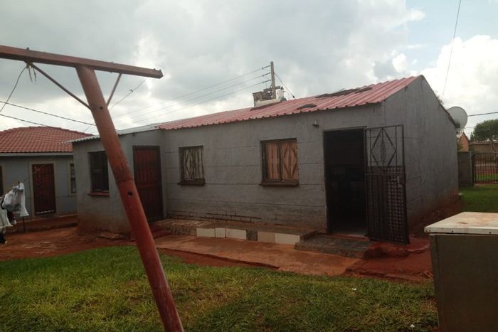 Lehae House For Sale: 2 Bedrooms, spacious yard, title deed available.