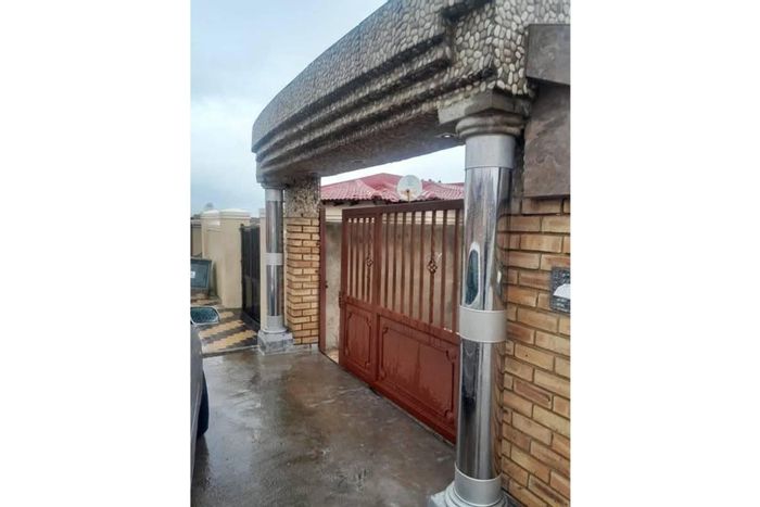 Diepkloof House For Sale: 2 Bedrooms, 1 Bathroom, Walled Yard, Immediate Occupation.