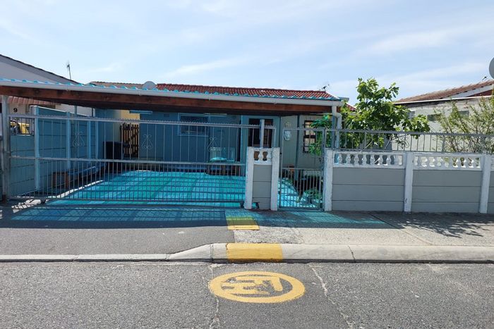 3-bedroom house in Portlands for sale, close to schools and public transport.
