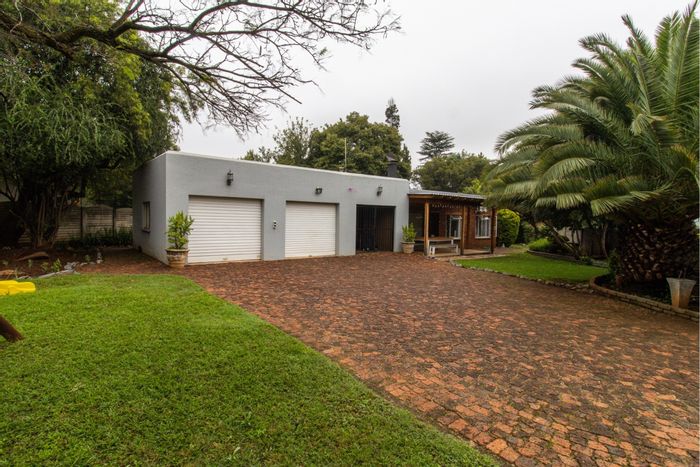 Wierda Park House For Sale: 4 bedrooms, study, solar, security, spacious living.