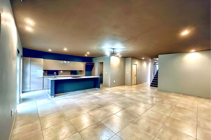 Bryanston Cluster For Sale: 3 en-suite bedrooms, inverter, solar system, dual garages.
