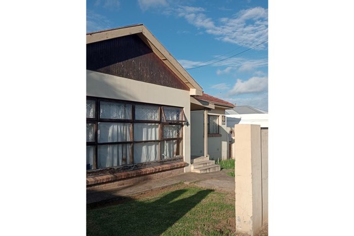 House for Sale in Mosel: 3 bedrooms, spacious yard, renovation opportunity.