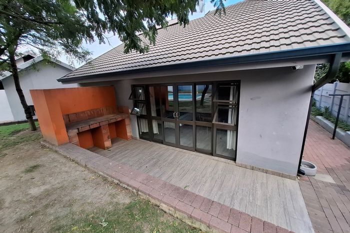 Blairgowrie Apartment To Rent: 1 Bed, Pool, Garden, Furnished, Covered Parking.