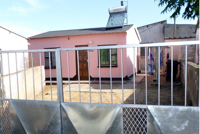Versatile house in Motherwell Nu 9, ideal for business, ample yard space. For Sale.