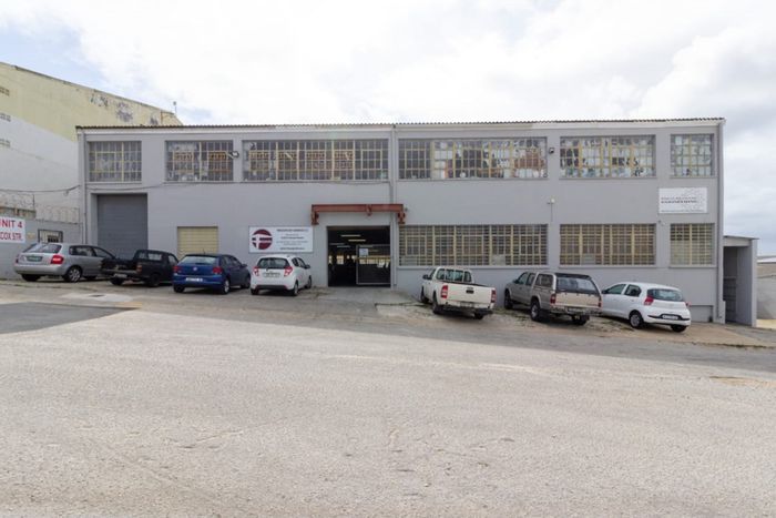 Retail Space To Rent in Neave Industrial: 913m² with offices, kitchen, and ablutions.