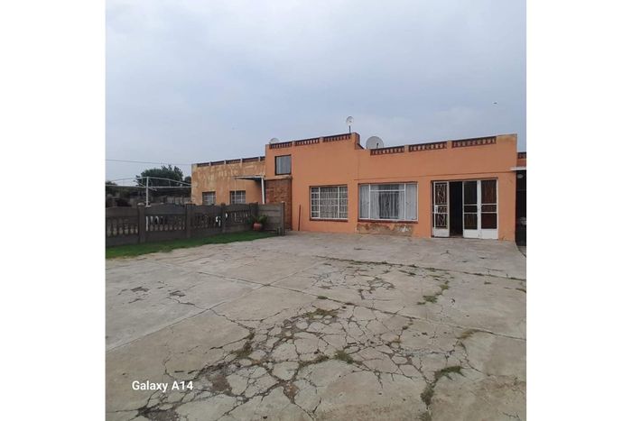 Eendracht House For Sale: 3 Bedrooms, wheelchair accessible, spacious garden, pet-friendly.