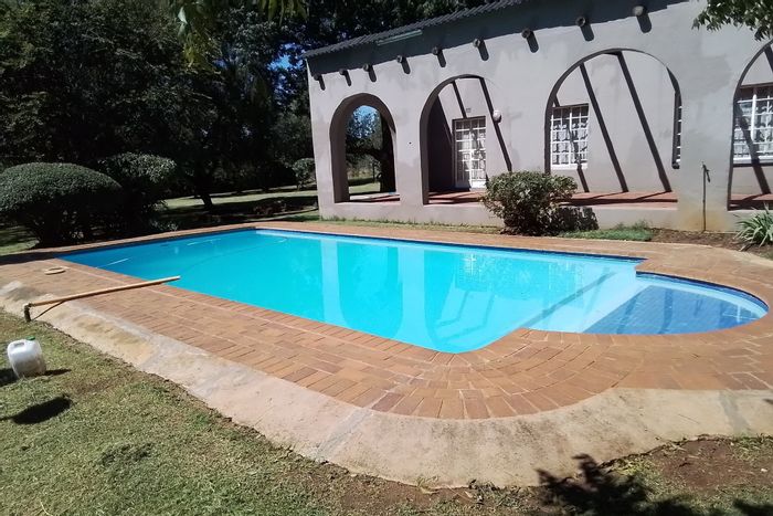 House To Rent in Walker Fruit Farms: 3 Bedrooms, pool, workspace, and ample parking.
