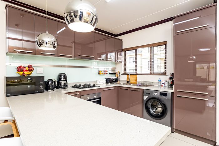 Kyalami Apartment For Sale: 2 beds, pool, balcony, parking, close to amenities.