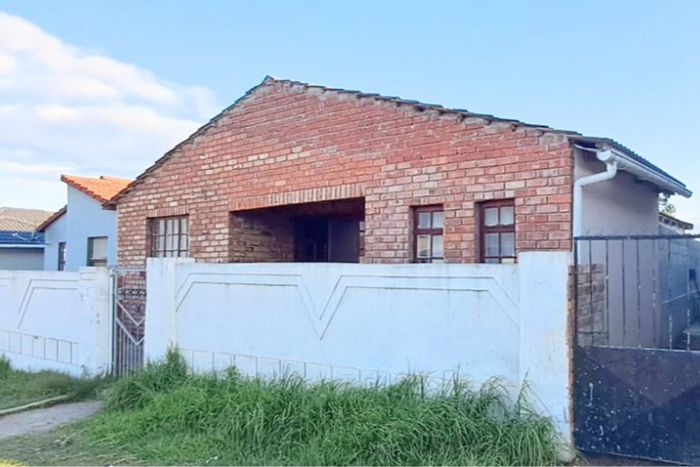 For Sale: 4-bedroom house in Motherwell Nu 3 with garage and outside room.