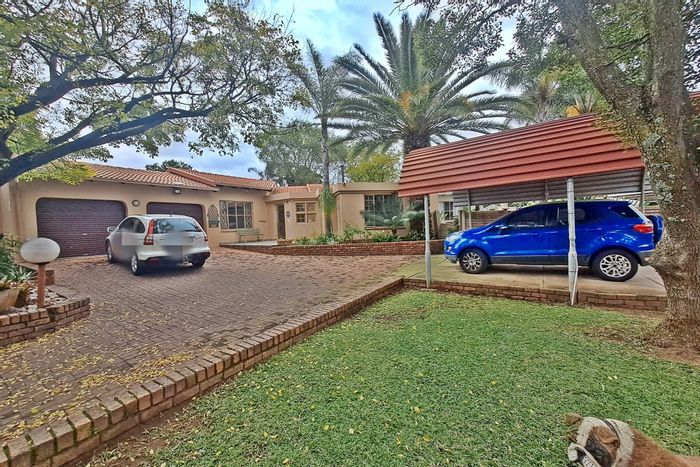 For Sale: House in The Reeds with pool, garden, and parking for 6 vehicles.