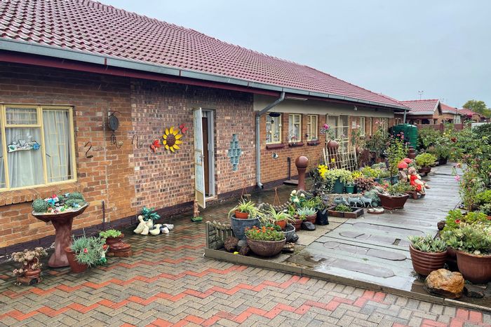 Kriel Central House For Sale: 4 bedrooms, office spaces, ample parking, business potential.