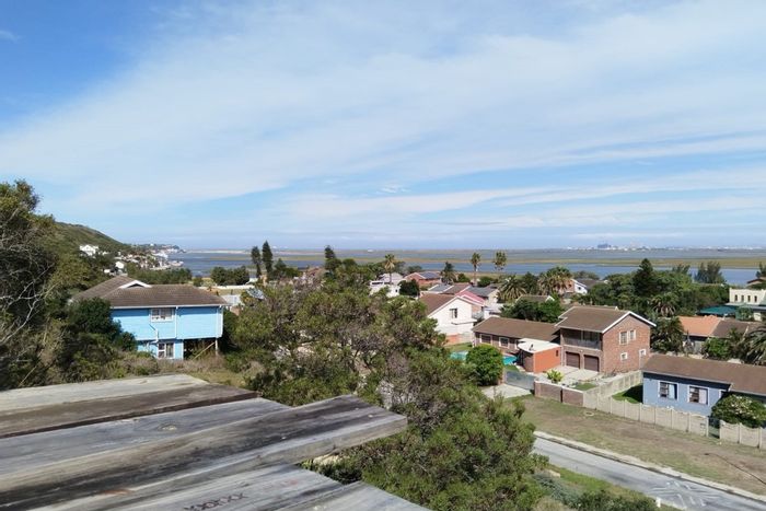 Vacant house for sale in Amsterdamhoek, 1996 m² lot, potential for custom build.
