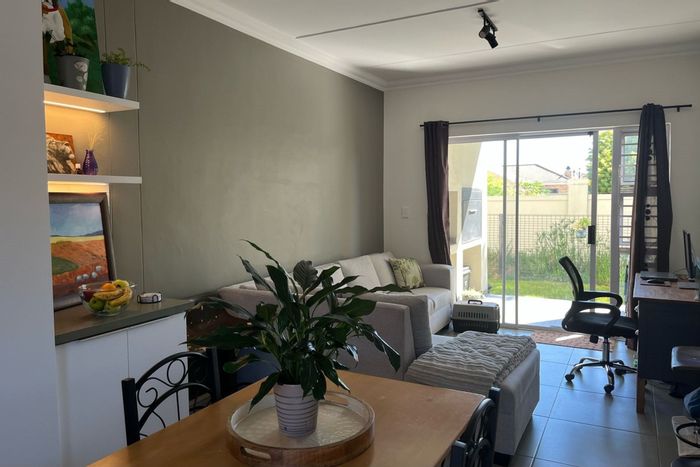 Langeberg Ridge Apartment To Rent: 2 Bedrooms, Private Garden, Parking, Convenient Location.