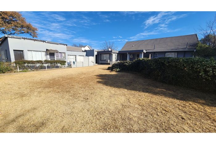 Rynfield House For Sale: 3 beds, flatlet, pool, double garage, spacious yard.