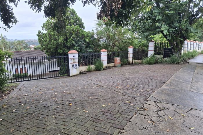 3-Bedroom House For Sale in Vincent Heights with pool, flatlet, and double garage.