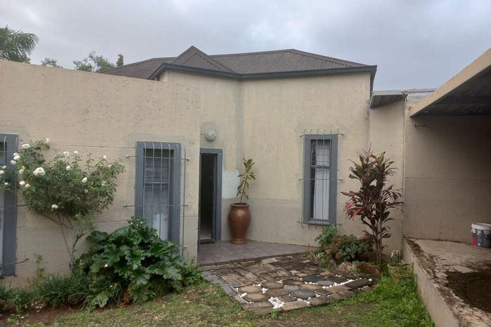 For Sale: House in The Reeds with 3 bedrooms, updated kitchen, ample parking.