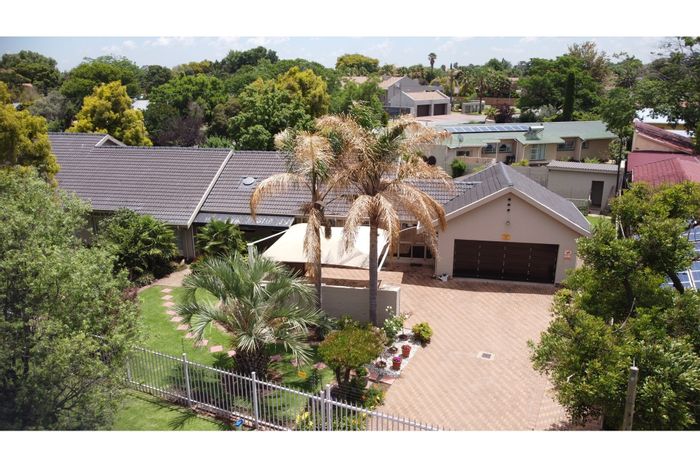 For Sale: Spacious Selcourt house with pool, borehole, and entertainment area.