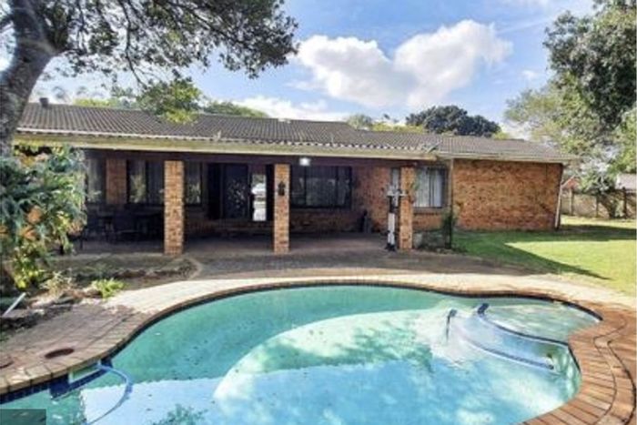 For Sale: House in Kwambonambi Central with pool, garage, and golf course views.