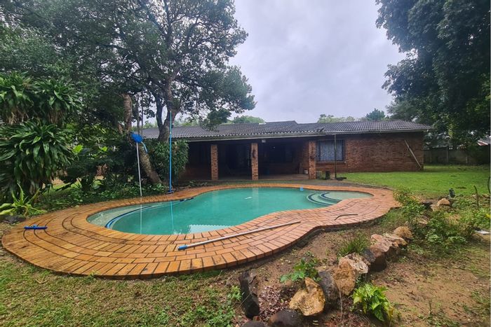 For Sale: House in Kwambonambi Central with pool, garage, and golf course views.