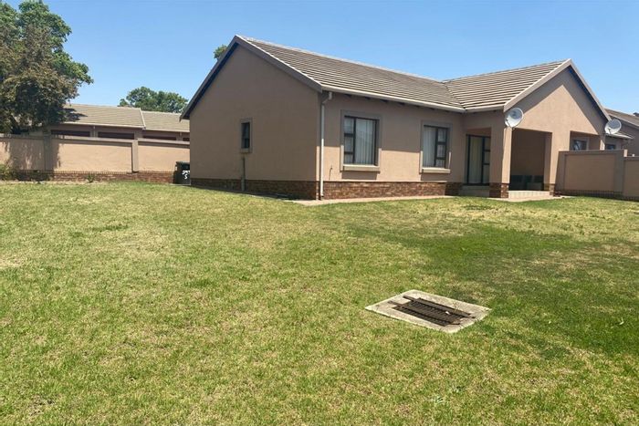 Valley View Estate House For Sale: 3 Bedrooms, Private Garden, Secure Amenities.
