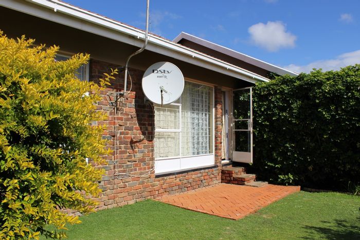 Heuwelsig Townhouse For Sale: 2 Bedrooms, pet-friendly, garden, and convenient amenities.