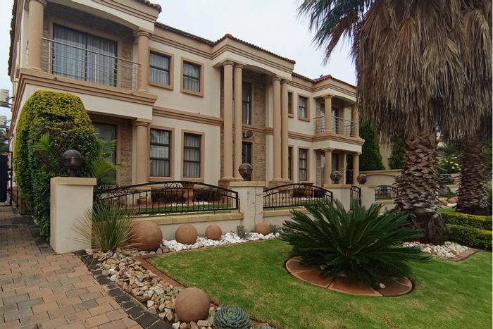 For Sale: Spacious 5-Bedroom House in Kosmosdal with Garage and Garden Access.