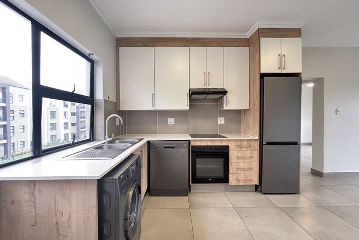 Ballito Central Apartment To Rent: 2 Bed, Pool, Gym, Coffee Shop, Dog Park.