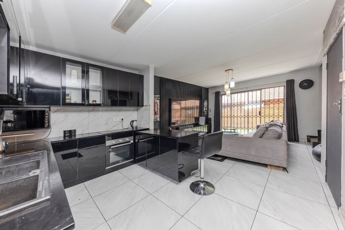 Wilgeheuwel Townhouse For Sale: 2 beds, garden, pet-friendly, near amenities.