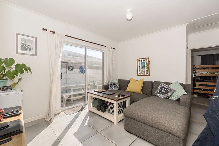 For Sale: House in Costa Da Gama with 2 beds, security, and conservation access.