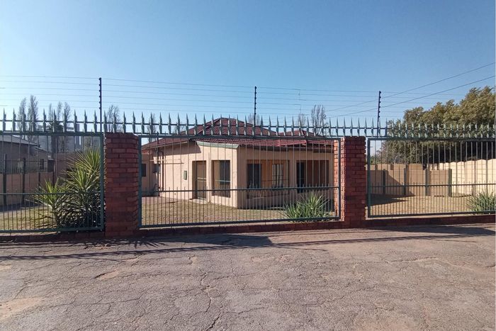 Delville House For Sale: 3 Bedrooms, flatlet, pool, parking for 5 cars.