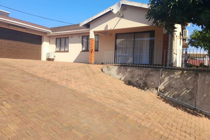 Parkgate House For Sale: 3 beds, double garage, air conditioning, move-in ready.