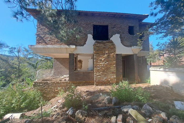 For Sale: House in Mondeor, 2865m2 stand, unfinished structure, development potential.