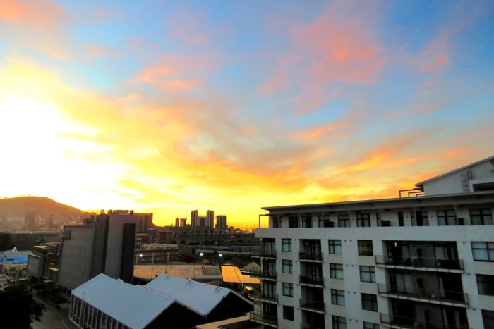 Woodstock Apartment To Rent: 1 bed, secure living, balcony, near amenities.