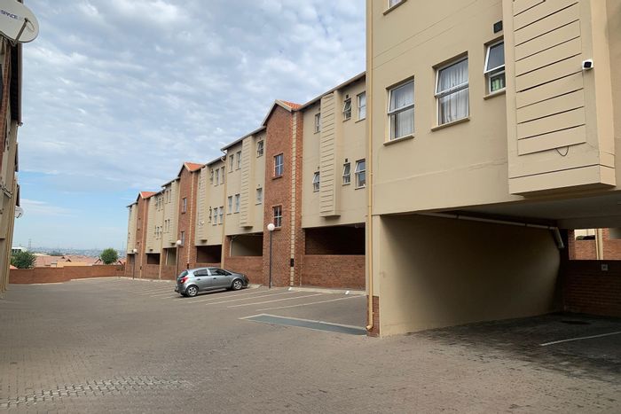 For Sale: 2-Bedroom Apartment in Kosmosdal with Secure Estate Amenities and Parking.