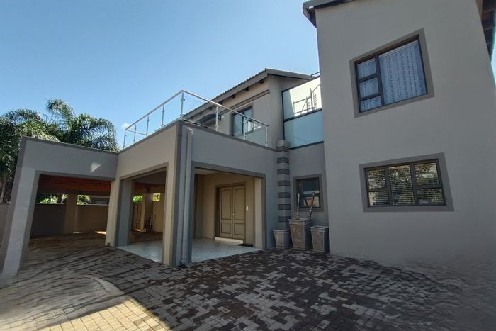 For Sale: Spacious 7-bedroom house in Melodie with garden, flat, and ample parking.